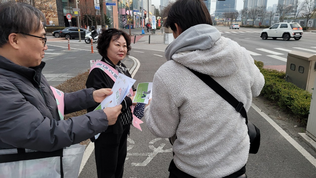 연수구 송도2동 지역사회보장협의체는 지난 2일 주변의 관심이 필요한 어려운 이웃을 발굴하기 위한 복지 사각지대 위기가구 발굴 캠페인 송이송이 걷기 캠페인을 진행했다고 밝혔다